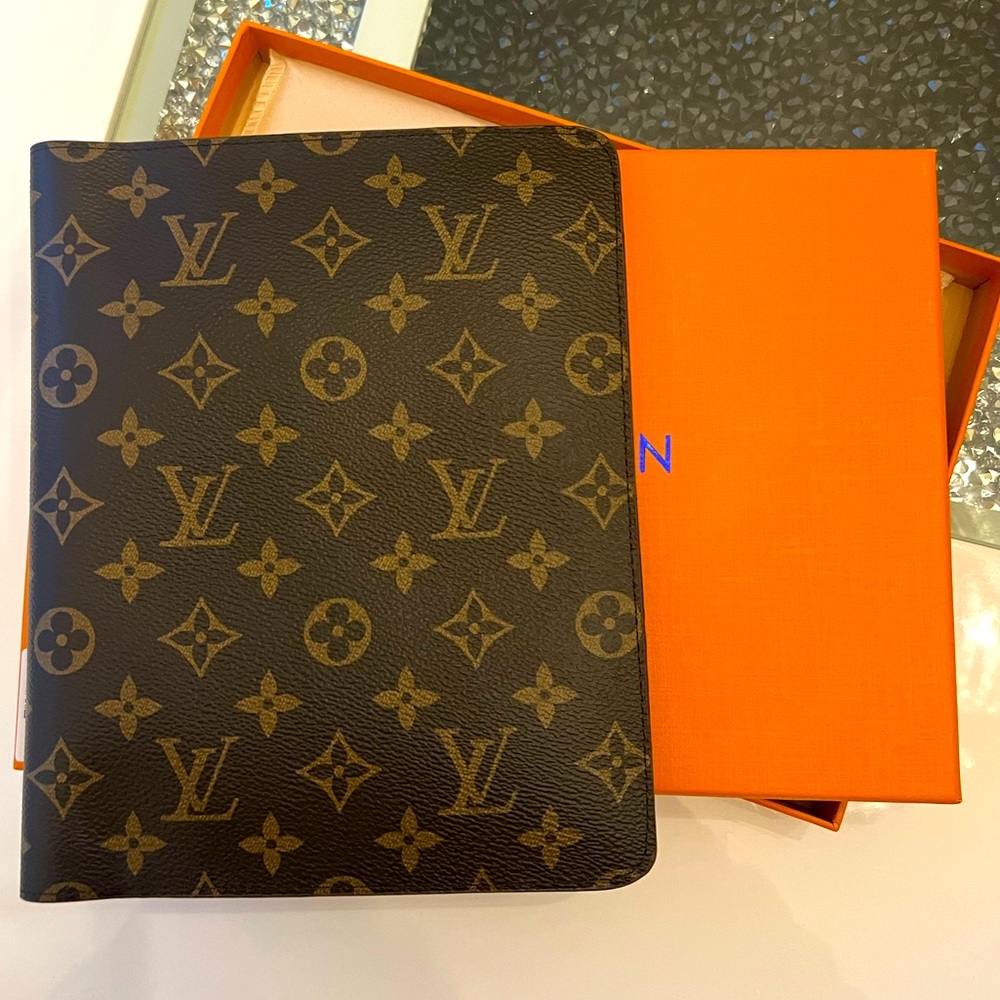 New without tags. Brown monogrammed canvas planner and organizer. 
Super cute!